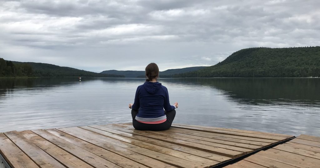 Méditation sur le bord du lac