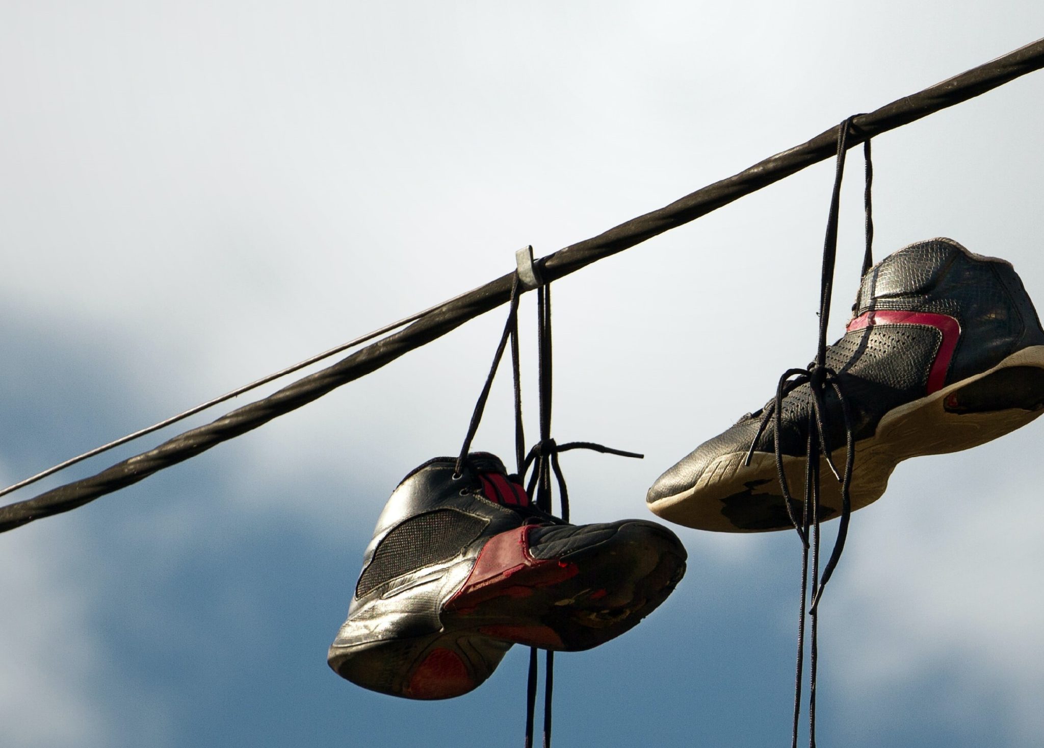 Des chaussures accrochées à votre porte - Coup de cœur du jour