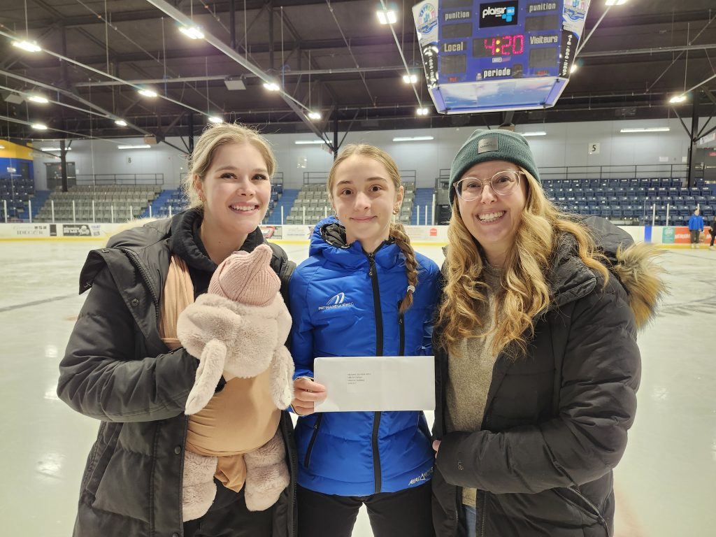 De gauche à droite : Audrey Roy, Lily-Rose Fortin et Geneviève Lévesque, du Fonds. (Photo courtoisie)